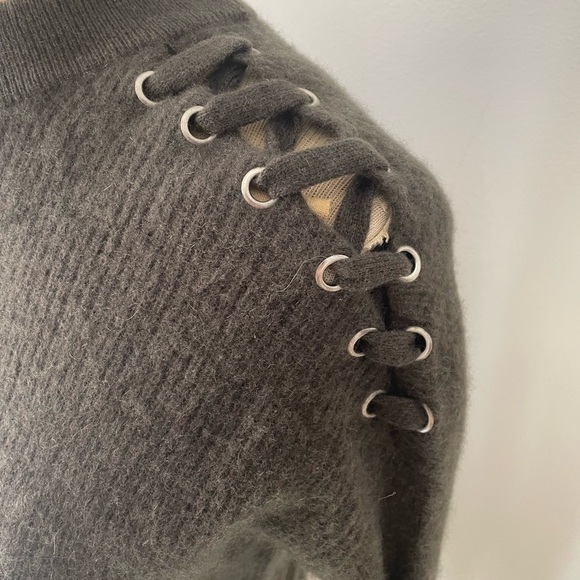 Gently pre-owned Bloomingdale’s cashmere sweater lace up shoulders gray-green S - Picture 2 of 10